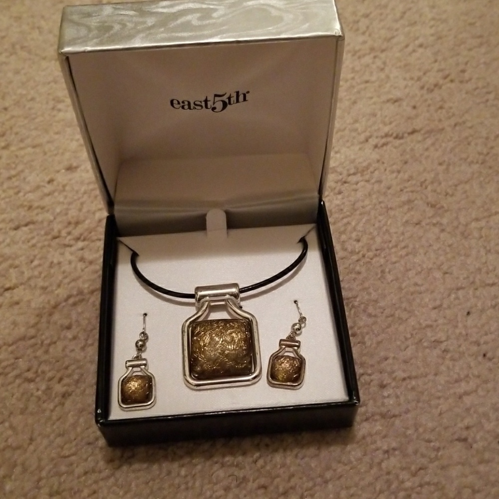Necklace and earrings set
